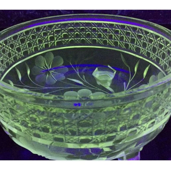 Vintage Glass Bowl Cane and Etched Flowers Three Footed 7.5” Candy Bowl - Picture 10 of 10